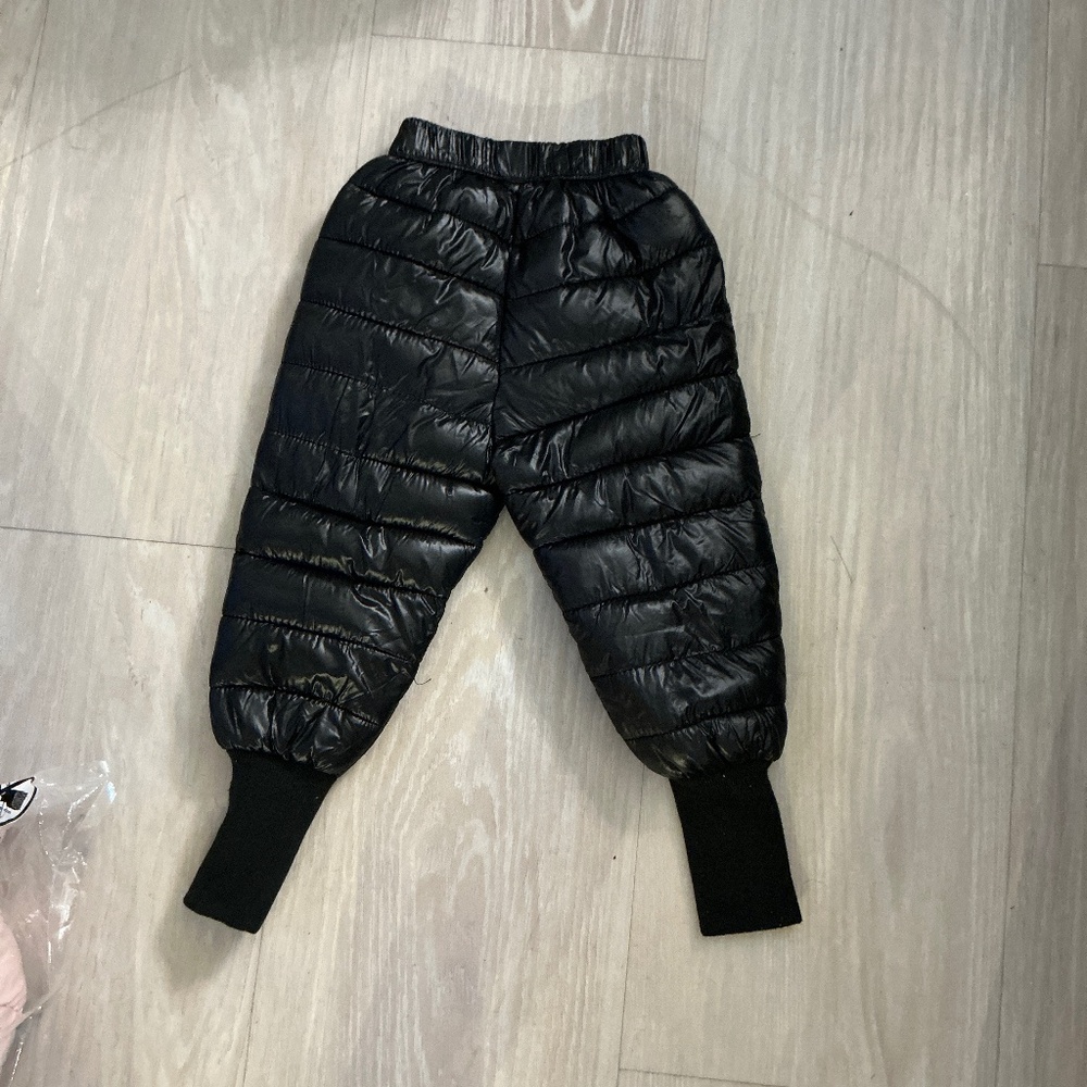 Kids winter puffy pant- untagged but fits for 2-3 years old boy or girl